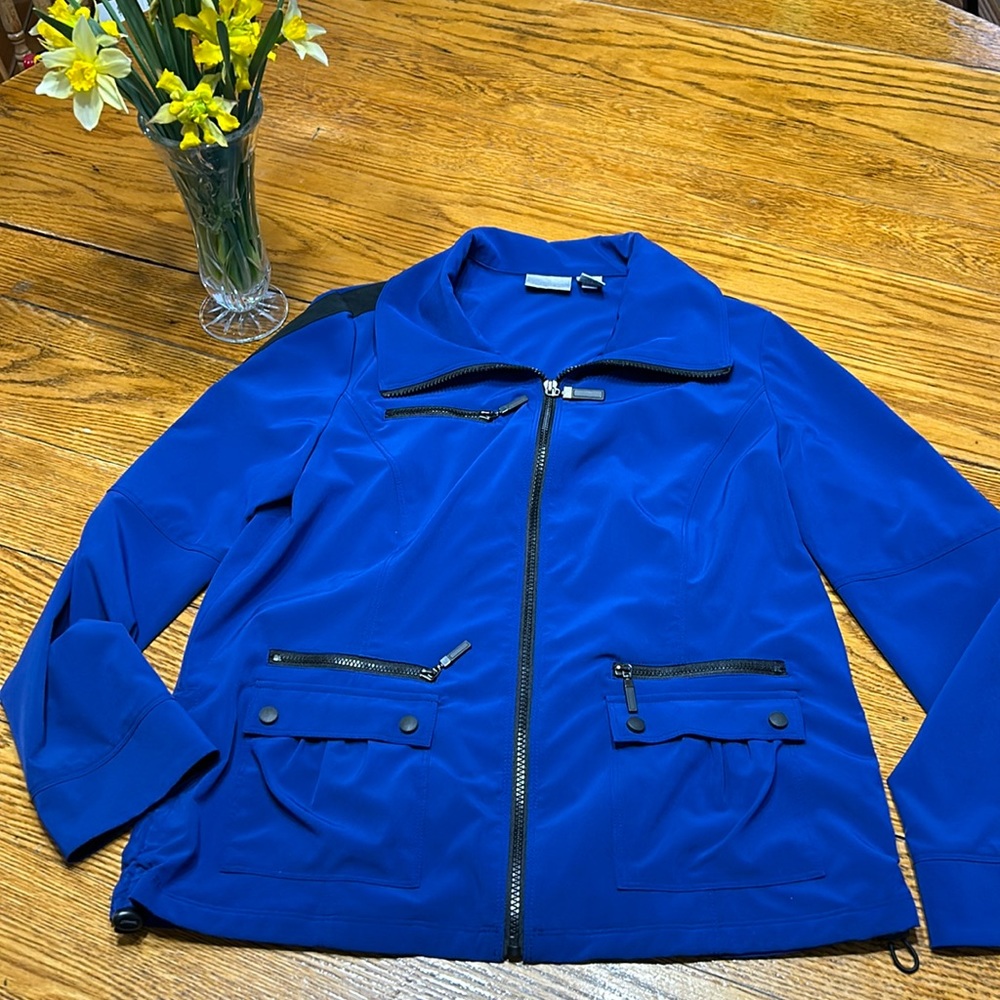 Zenergy by Chico’s blue/black zip front jacket. Black zipper details.Size Small